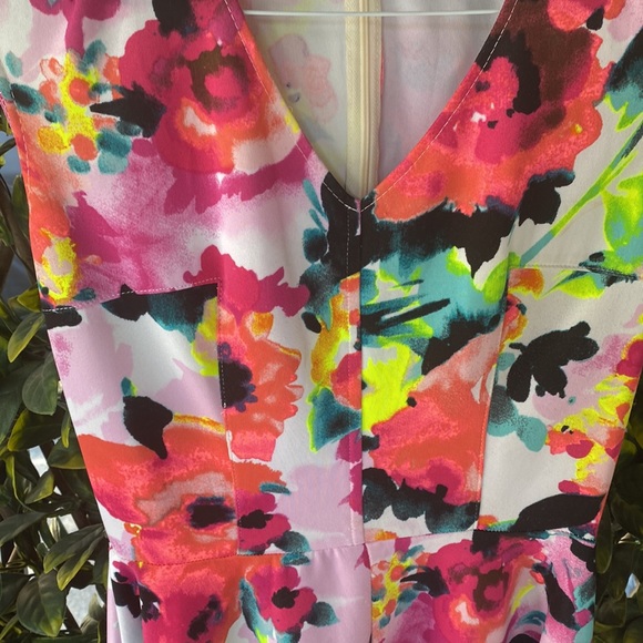 Bright summer dress that is excellent at hiding flaws - Picture 4 of 4